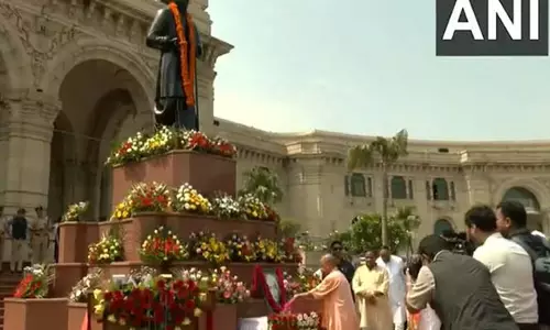CM Yogi ने चौधरी चरण सिंह को श्रद्धांजलि दी CM Yogi ने चौधरी चरण सिंह को श्रद्धांजलि दी