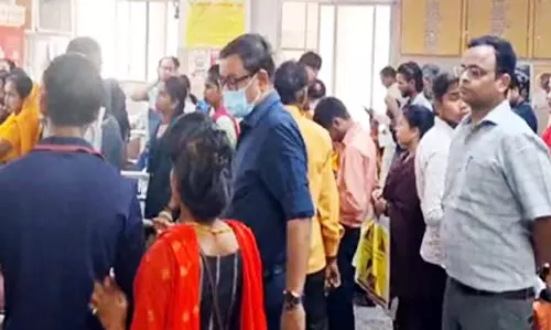 Bareilly: जिलाधिकारी ने अस्पताल की सेवाएं परखने को लाइन में लगकर कराया अल्ट्रासाउंड Bareilly: जिलाधिकारी ने अस्पताल की सेवाएं परखने को लाइन में लगकर कराया अल्ट्रासाउंड