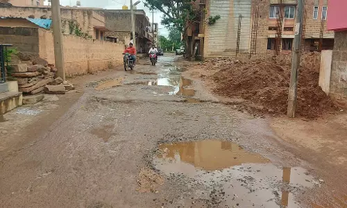 बारिश में गड्ढे हो गए: यातायात में परेशानी