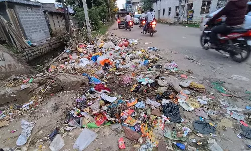 नगरपालिका कर्मचारियों की हड़ताल तीसरे दिन भी जारी: शहर में कूड़े के ढेर
