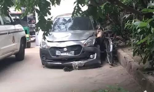 रोड पर तेज रफ्तार कार कहर बनकर लोगों पर टूटी, 2 की मौत 3 घायल, VIDEO