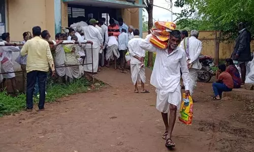 मानसून का मौसम खत्म: किसान बीज, खाद और कृषि उपकरण खरीदने के लिए उमड़ पड़े मानसून का मौसम खत्म: किसान बीज, खाद और कृषि उपकरण खरीदने के लिए उमड़ पड़े