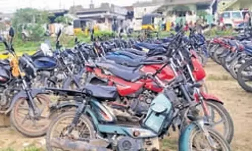 Andhra के पलनाडु में घेराबंदी, तलाशी अभियान Andhra के पलनाडु में घेराबंदी, तलाशी अभियान