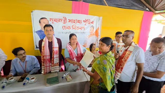 Assam : सांसद बिजुली कलिता मेधी ने बोको में चेक वितरित किए