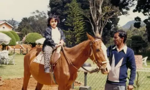 Esha Deol ने 1987 में ऊटी में बिताए अपने बचपन के दिनों को याद किया Esha Deol ने 1987 में ऊटी में बिताए अपने बचपन के दिनों को याद किया