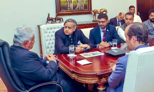 आलोचक और ट्रोल्स अपने विचार रखने को स्वतंत्र कांग्रेस नेता के सुपर प्रवक्ता कटाक्ष पर थरूर का पलटवार आलोचक और ट्रोल्स अपने विचार रखने को स्वतंत्र कांग्रेस नेता के सुपर प्रवक्ता कटाक्ष पर थरूर का पलटवार