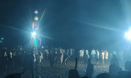 Kalaburagi : आधी रात की बारिश में भक्तों ने खींचा रथ Kalaburagi : आधी रात की बारिश में भक्तों ने खींचा रथ
