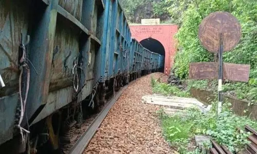 मालगाड़ी के 37 डिब्बे पटरी से उतरे