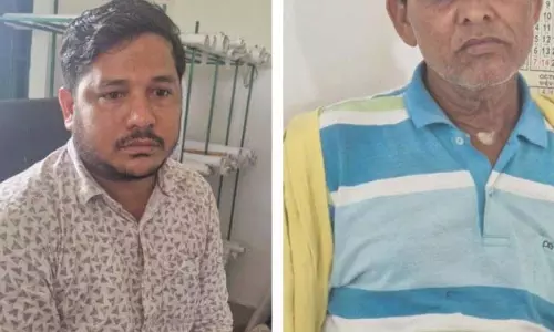 विजिलेंस ने आरआई और सहयोगी को 60 हजार की रिश्वत लेते दबोचा विजिलेंस ने आरआई और सहयोगी को 60 हजार की रिश्वत लेते दबोचा