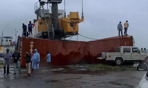 बैलास्ट टैंकर में तकनीकी खराबी के कारण मालवाहक जहाज डूबा; 54 कंटेनर फंसे बैलास्ट टैंकर में तकनीकी खराबी के कारण मालवाहक जहाज डूबा; 54 कंटेनर फंसे