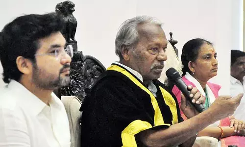 सेलम निगम बैठक में DMK और AIADMK पार्षदों के बीच हाथापाई सेलम निगम बैठक में DMK और AIADMK पार्षदों के बीच हाथापाई