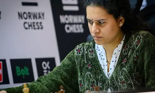 Norway Chess 2025: हम्पी कोनेरू ने जीत दर्ज की, अन्ना मुज़ीचुक ने तीसरे राउंड के बाद बढ़त बनाए रखी Norway Chess 2025: हम्पी कोनेरू ने जीत दर्ज की, अन्ना मुज़ीचुक ने तीसरे राउंड के बाद बढ़त बनाए रखी