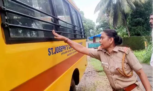 स्कूल वाहन निरीक्षण: 45 पास, सात फेल स्कूल वाहन निरीक्षण: 45 पास, सात फेल