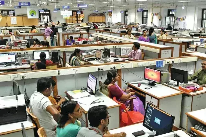 Kerala सरकार के करीब 10,000 कर्मचारी 31 मई को सेवानिवृत्त होंगे
