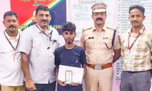 Kerala : ट्रेन यात्रियों के मोबाइल फोन चुराने के आरोप में एक व्यक्ति गिरफ्तार