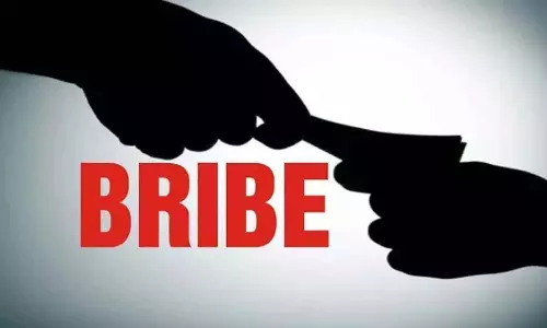 ACB ने रिश्वत मांगने के आरोप में 2 आरआई को पकड़ा ACB ने रिश्वत मांगने के आरोप में 2 आरआई को पकड़ा