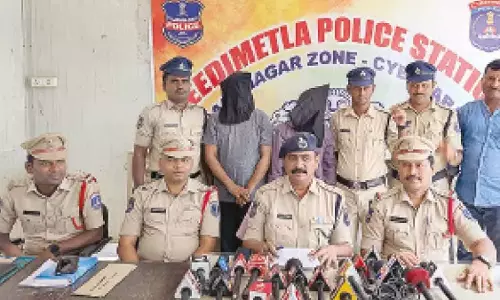 50 लाख रुपए की रंगदारी मांगने वाले दो छद्म नक्सली गिरफ्तार 50 लाख रुपए की रंगदारी मांगने वाले दो छद्म नक्सली गिरफ्तार