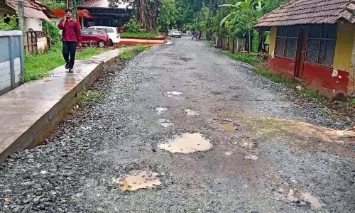 Kerala: भारी बारिश के कारण सड़कों पर तारकोल उखड़ने से लोगों को आवागमन में परेशानी