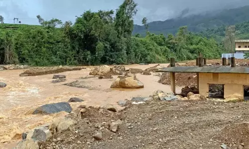 मुंदकाई भूस्खलन से भय बरकरार; क्षेत्र में भारी बारिश मुंदकाई भूस्खलन से भय बरकरार; क्षेत्र में भारी बारिश