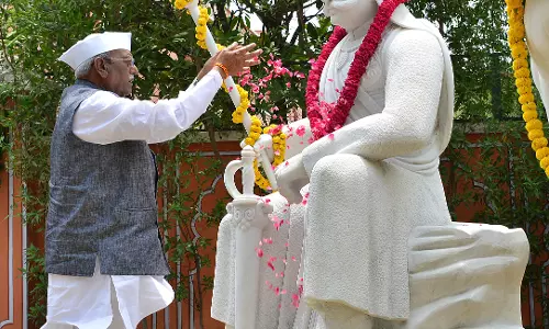 Jaipur: राज्यपाल ने राजभवन में महाराणा प्रताप जयंती पर माल्यार्पण कर श्रद्धासुमन अर्पित किए Jaipur: राज्यपाल ने राजभवन में महाराणा प्रताप जयंती पर माल्यार्पण कर श्रद्धासुमन अर्पित किए