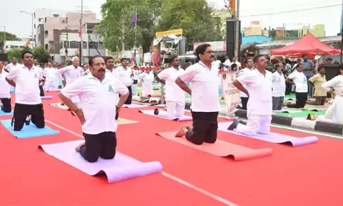 Andhra : विजयवाड़ा में पुलिस योगांध्र युवाओं ने बड़े पैमाने पर भाग लिया