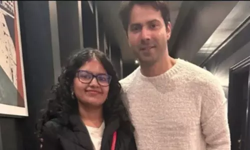 फैन के लिए वरुण का प्यार भरा पल फैन के लिए वरुण का प्यार भरा पल