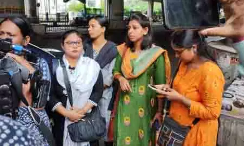 बेरोजगार शिक्षक CM Banerjee के दरवाजे पर पहुंचे, पुलिस ने उन्हें वहां से हटाया बेरोजगार शिक्षक CM Banerjee के दरवाजे पर पहुंचे, पुलिस ने उन्हें वहां से हटाया