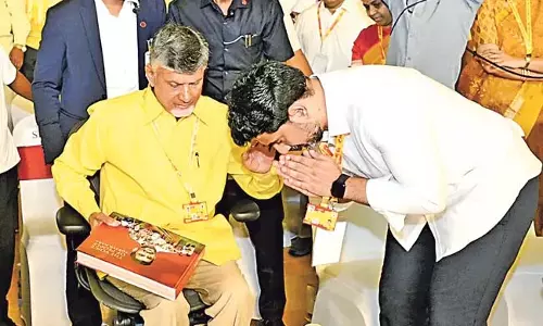 CM ने युवागलम पदयात्रा के माध्यम से राज्य के लोगों में जागरूकता पैदा करने के लिए लोकेश को बधाई दी CM ने युवागलम पदयात्रा के माध्यम से राज्य के लोगों में जागरूकता पैदा करने के लिए लोकेश को बधाई दी