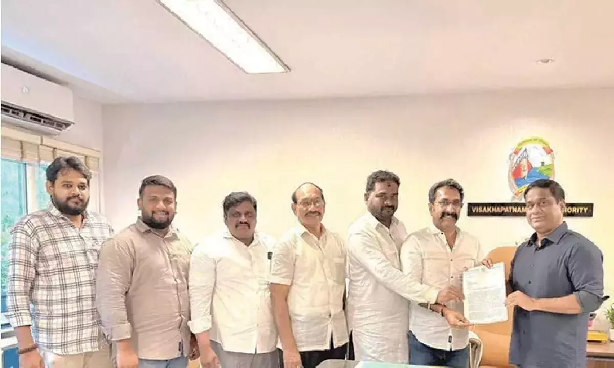 Andhra: पूल कलसी श्रमिकों ने समयमान लागू करने के वीपीए के कदम की सराहना की Andhra: पूल कलसी श्रमिकों ने समयमान लागू करने के वीपीए के कदम की सराहना की