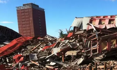Demolition Drama: असुरक्षित इमारत लालफीताशाही से बच निकली Demolition Drama: असुरक्षित इमारत लालफीताशाही से बच निकली