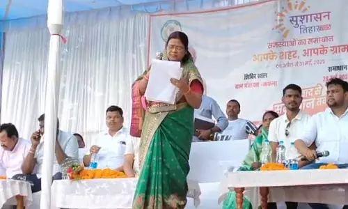 पटवारी की गलती पर तहसीलदार को मिली फटकार, वीडियो वायरल पटवारी की गलती पर तहसीलदार को मिली फटकार, वीडियो वायरल