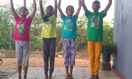 Telangana: सिद्दीपेट में सरकारी स्कूल के शिक्षक बच्चों को डिजिटल डिटॉक्स में मदद कर रहे हैं Telangana: सिद्दीपेट में सरकारी स्कूल के शिक्षक बच्चों को डिजिटल डिटॉक्स में मदद कर रहे हैं