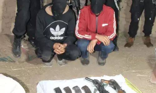Shopian में लश्कर के दो आतंकवादी गिरफ्तार Shopian में लश्कर के दो आतंकवादी गिरफ्तार