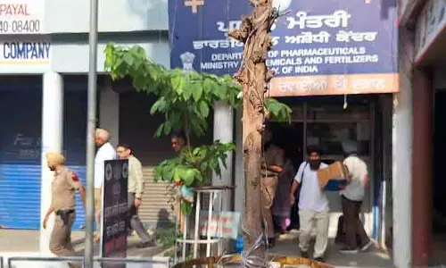 Ludhiana: स्वास्थ्य विभाग और पुलिस ने जन औषधि केंद्र पर छापेमारी की