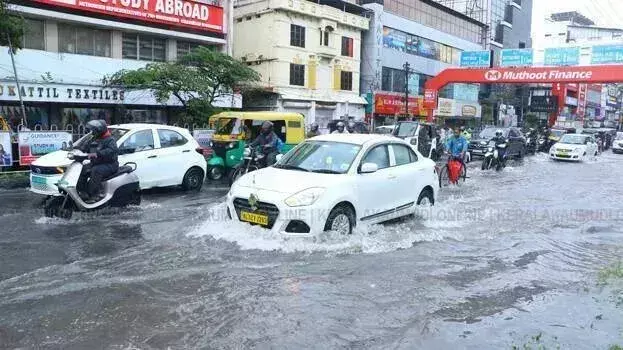 Kerala: राज्य में भारी बारिश की संभावना; चेतावनी में बदलाव, आठ जिलों में रेड अलर्ट Kerala: राज्य में भारी बारिश की संभावना; चेतावनी में बदलाव, आठ जिलों में रेड अलर्ट