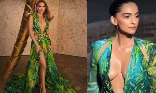 Jennifer Lopez जैसा ड्रेस पहन सोनम कपूर ने मचाया धमाल Jennifer Lopez जैसा ड्रेस पहन सोनम कपूर ने मचाया धमाल