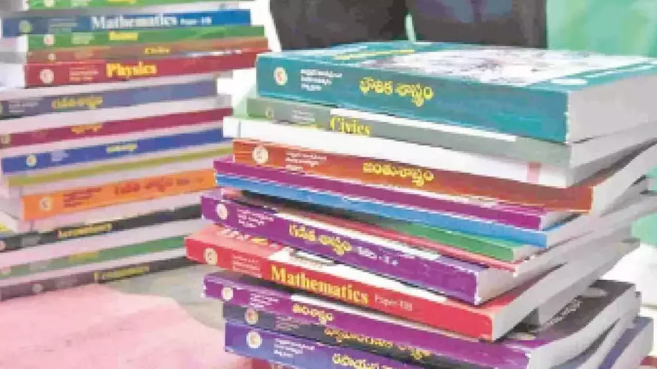 Telangana में सरकारी स्कूली छात्रों को पाठ्यपुस्तकों की आपूर्ति में कोई देरी नहीं होगी