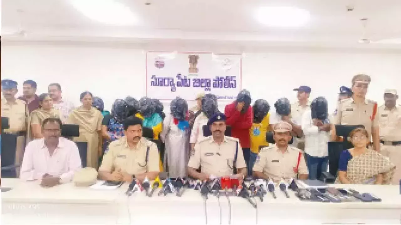 Telangana: सूर्यापेट में बड़े पैमाने पर बाल तस्करी रैकेट का भंडाफोड़ Telangana: सूर्यापेट में बड़े पैमाने पर बाल तस्करी रैकेट का भंडाफोड़