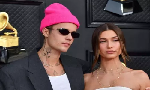 Justin Bieber ने मीन गर्ल विवाद के बीच अरबपति पत्नी हैली के साथ हाथ मिलाया Justin Bieber ने मीन गर्ल विवाद के बीच अरबपति पत्नी हैली के साथ हाथ मिलाया