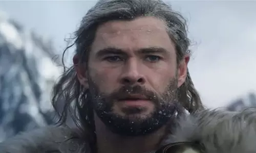 क्या यह Thor का अंत है? क्रिस हेम्सवर्थ की भावनात्मक श्रद्धांजलि ने एवेंजर्स: डूम्सडे के बाद MCU से बाहर निकलने की अफवाहों को हवा दी