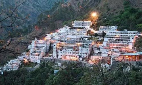 Jammu: वैष्णो देवी तीर्थयात्रियों की संख्या बढ़ने से कटरा में चहल-पहल लौटी