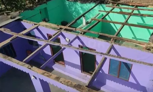 Jammu: गोलाबारी की चपेट में आकर गरीब ग्रामीण का घर तूफान में क्षतिग्रस्त हो गया
