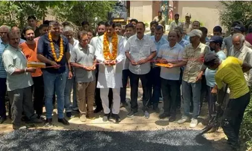 MLA पवन गुप्ता ने नगरोटा लिंक रोड के मैकडैमाइजेशन कार्य का उद्घाटन किया MLA पवन गुप्ता ने नगरोटा लिंक रोड के मैकडैमाइजेशन कार्य का उद्घाटन किया