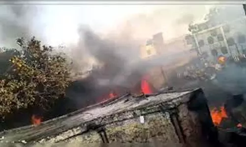 Delhi: चांदनी चौक की फेमस साड़ी दुकान में भीषण आग, लाखों का नुकसान Delhi: चांदनी चौक की फेमस साड़ी दुकान में भीषण आग, लाखों का नुकसान