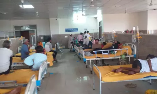 UP में पेट दर्द के 200 मरीज मेडिकल कॉलेज पहुंचे, एक महिला की मौत