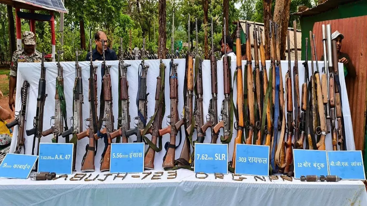 29 हथियार बरामद, लूटकर ले गए थे नक्सली 29 हथियार बरामद, लूटकर ले गए थे नक्सली