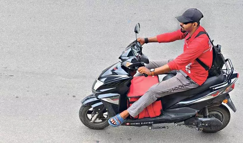 Hyderabad में फूड डिलीवरी राइडर्स बन रहे यातायात खतरा Hyderabad में फूड डिलीवरी राइडर्स बन रहे यातायात खतरा