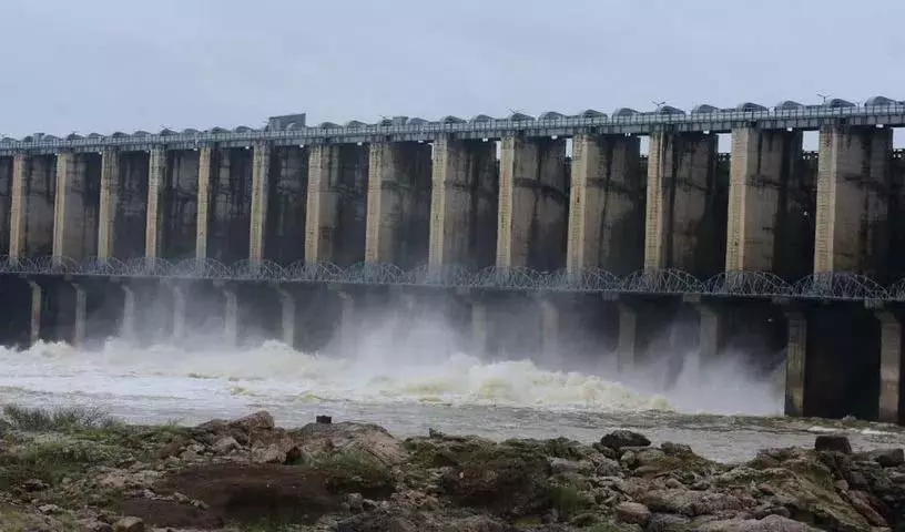 भारी बारिश से कृष्णा नदी में बाढ़, जुराला परियोजना के 10 गेट खुले भारी बारिश से कृष्णा नदी में बाढ़, जुराला परियोजना के 10 गेट खुले