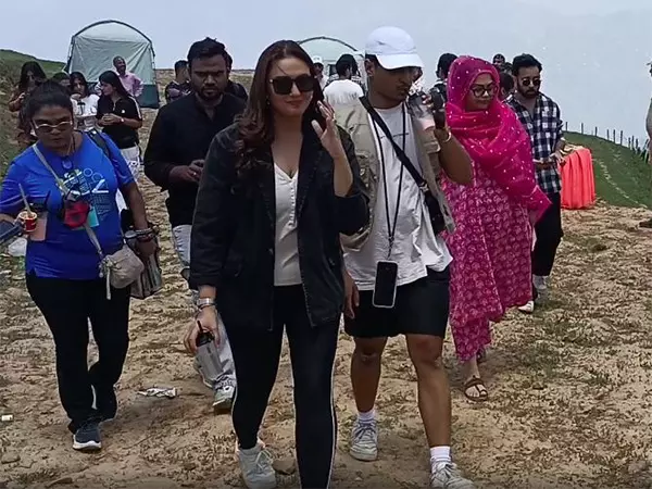 Huma Qureshi ने नत्थाटॉप, पटनीटॉप का दौरा किया, पर्यटकों के साथ सेल्फी ली Huma Qureshi ने नत्थाटॉप, पटनीटॉप का दौरा किया, पर्यटकों के साथ सेल्फी ली