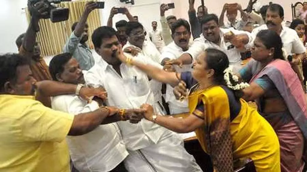 निगम बैठक में झड़प: DMK महिला पार्षद ने AIADMK पार्षदों को थप्पड़ मारा निगम बैठक में झड़प: DMK महिला पार्षद ने AIADMK पार्षदों को थप्पड़ मारा
